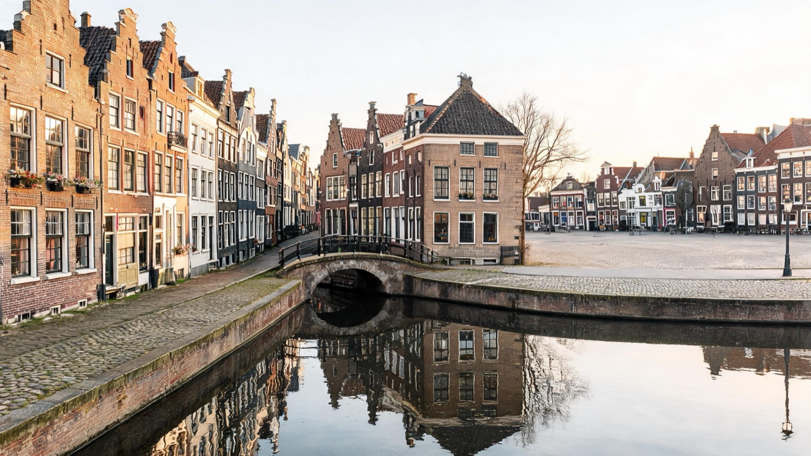 Grachtenpanden in de binnenstad van Alkmaar