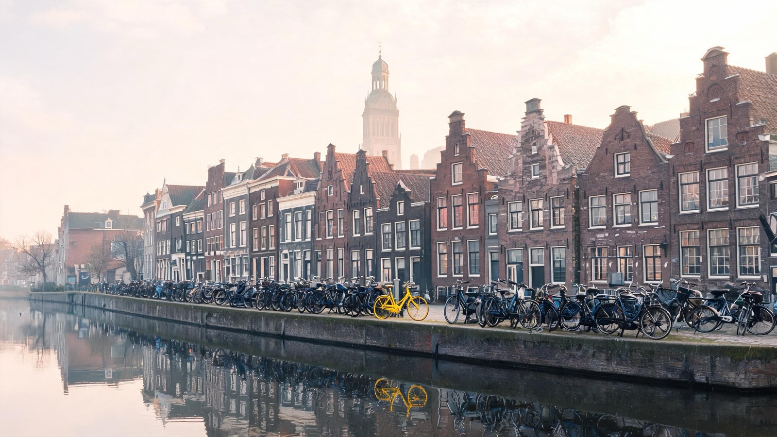 Grachtenpanden met fietsen in Groningen