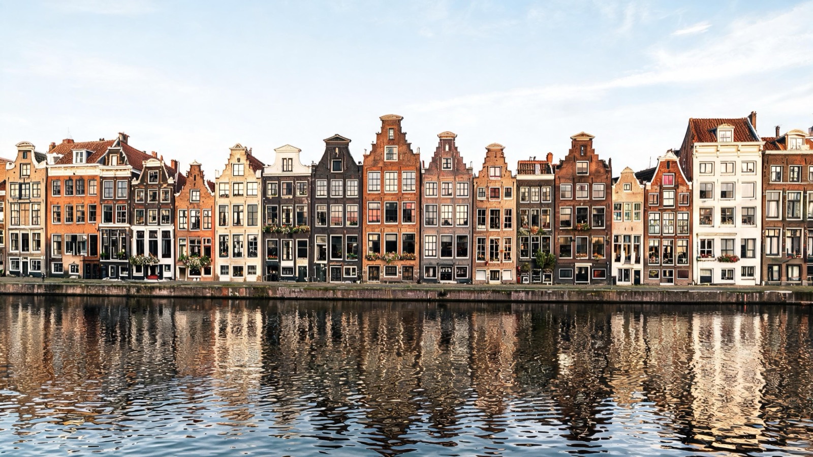 Historische woningen aan het Spaarne in Haarlem