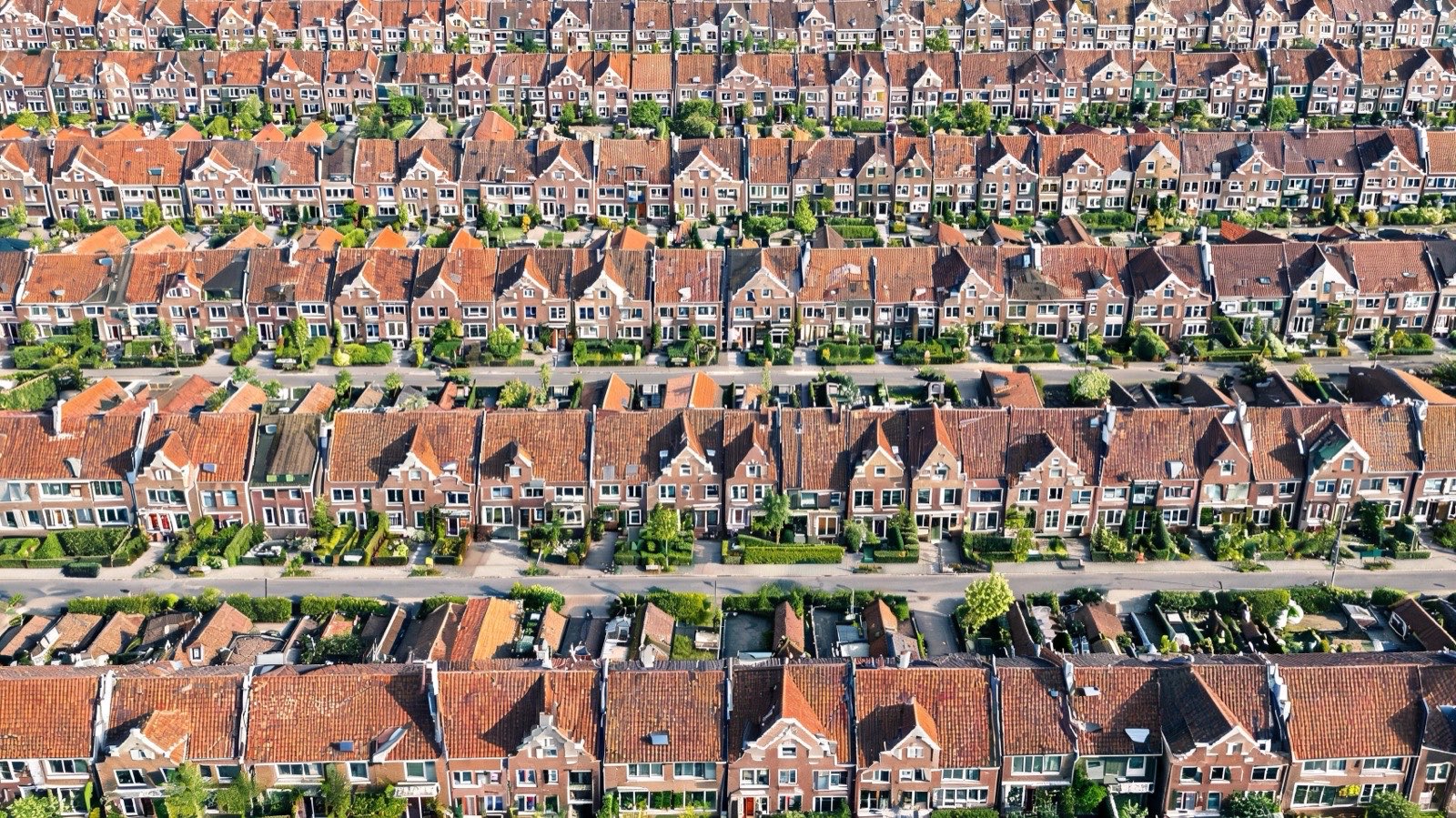 Werkblad met huurprijsgrafieken en rekenmachine, ter illustratie van de gemiddelde huurprijzen in Nederland in 2026
