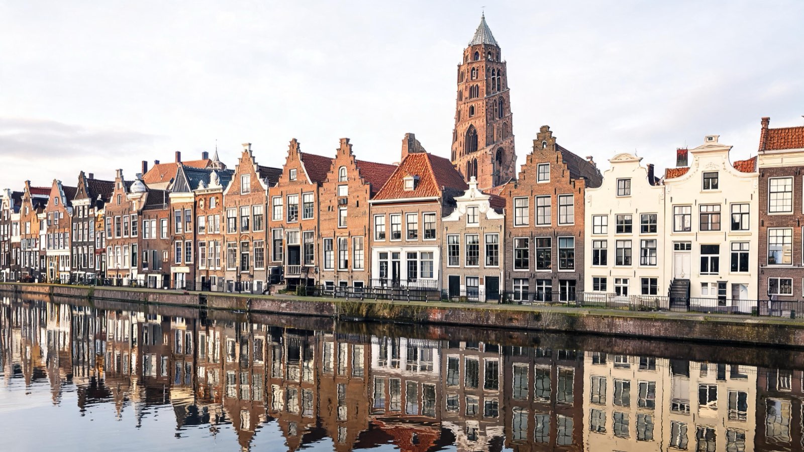 Grachtenpanden in de binnenstad van Leeuwarden