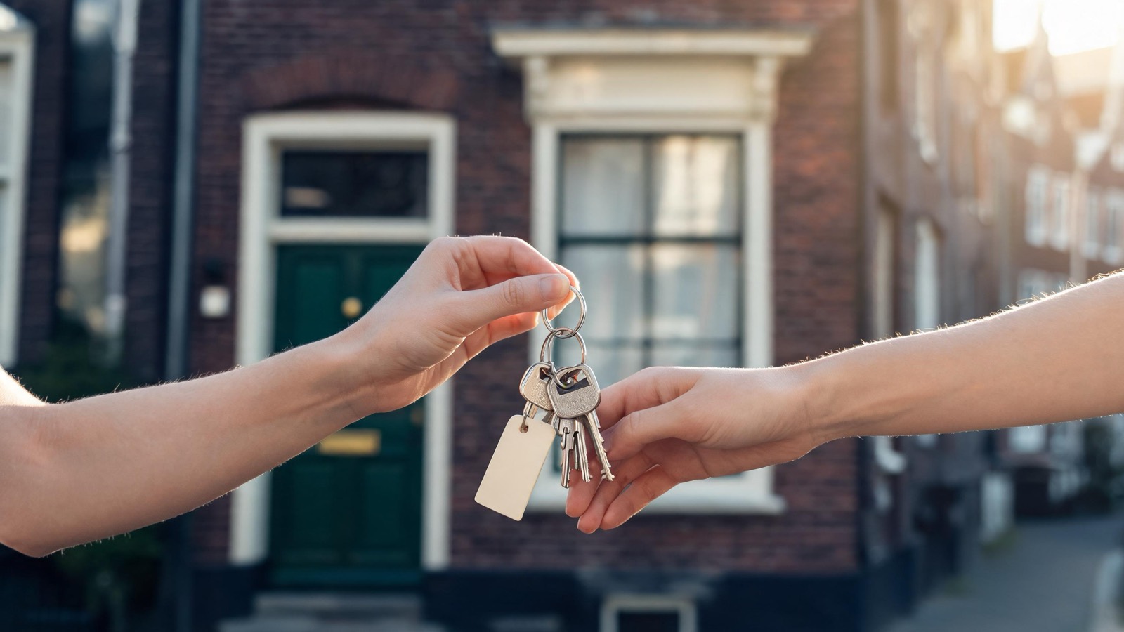 Sleuteloverdracht voor de voordeur van een Nederlandse huurwoning