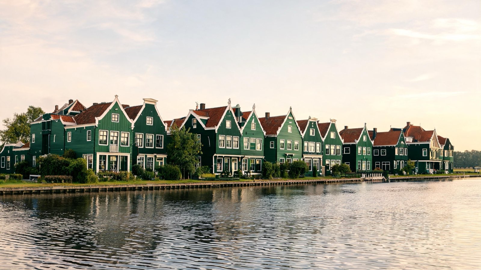 Zaanse houten huizen aan het water in Zaandam