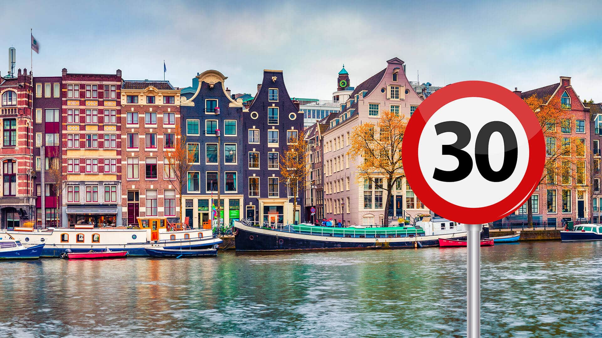 Amsterdamse grachtenpanden met een bord 30: vakantieverhuur is in Amsterdam beperkt tot maximaal 30 nachten per jaar